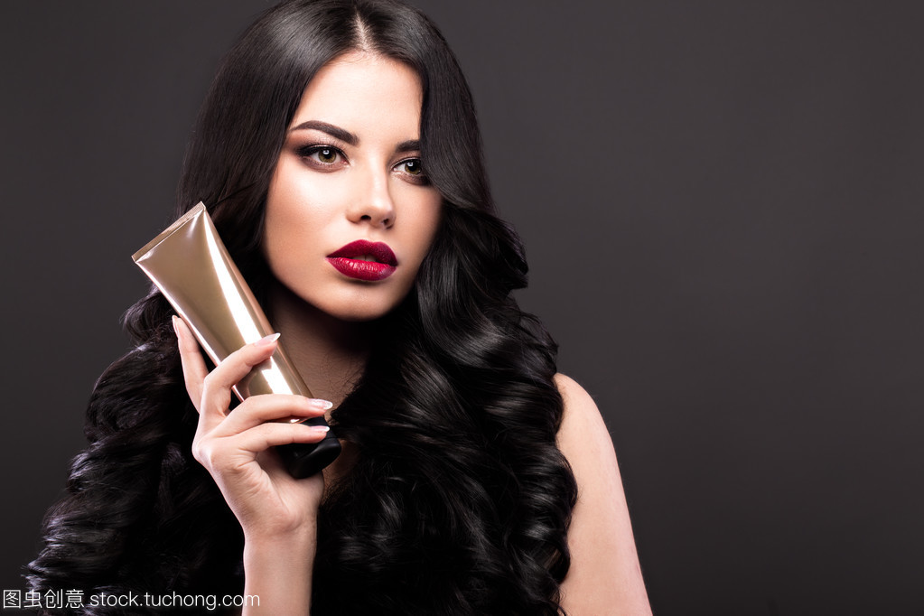 卷曲黑發與烈焰紅唇 經典妝容的永恒魅力